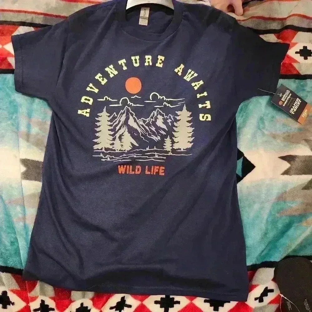 T- Shirt Adventure Awaits - Picture 1 of 1